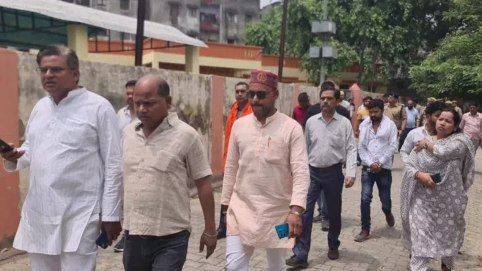 छात्रा की खुदकुशी के मामले में स्वजन का थानाध्यक्ष के खिलाफ आक्रोश फूटा, एक घंटे रखा रहा शव। (तस्वीर जागरण)