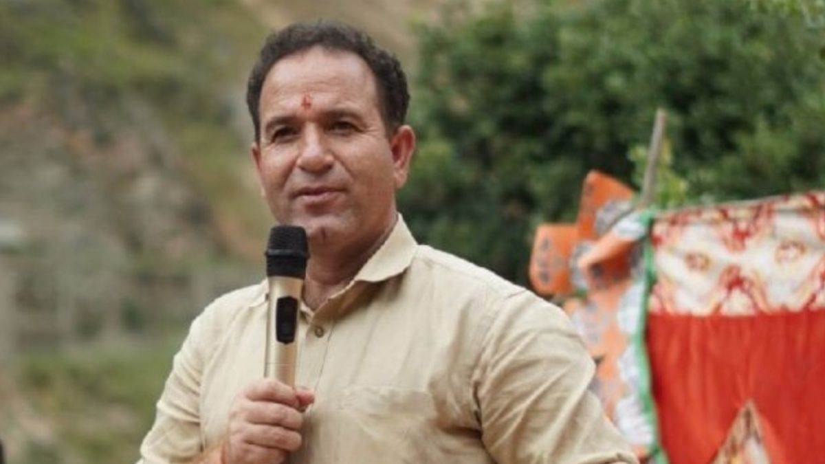 farooq abdullah should stick to his statement of standing against pakistan sunil sharma said tune should not change by evening