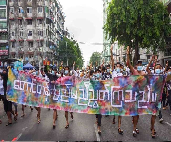 लोकतंत्र के समर्थन में यांगून की सड़कों पर हुआ प्रदर्शन
