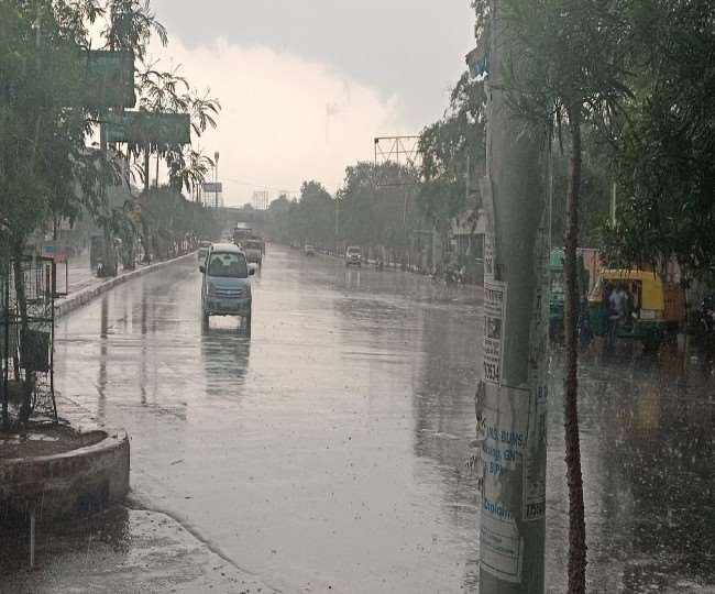 Lucknow Weather Update लखनऊ में तेज हवाओं के साथ मूसलाधार बारिश, पेड़