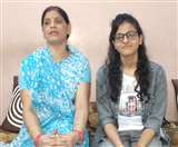 प्रधानमंत्री नरेंद्र मोदी से बात करने के बाद खुशी जतातीं शिवानी मिश्रा साथ में उनकी मां सीमा मिश्रा।