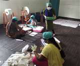 गोरखपुर में सेनेटरी पैड बनातीं दिव्यांग बच्चियां। - जागरण