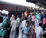 गोरखपुर रेलवे स्टेशन पर मुंबई जाने वाली ट्रेन में प्रवासियों की भीड़। - जागरण