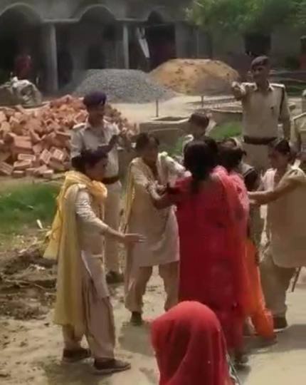 अतिक्रमण हटाने गई पुलिस ने महिलाओं के साथ की मारपीट, वीडियो वायरल - Police  went to remove encroachment, beat up women, video went viral - Bihar  Gopalganj Crime News