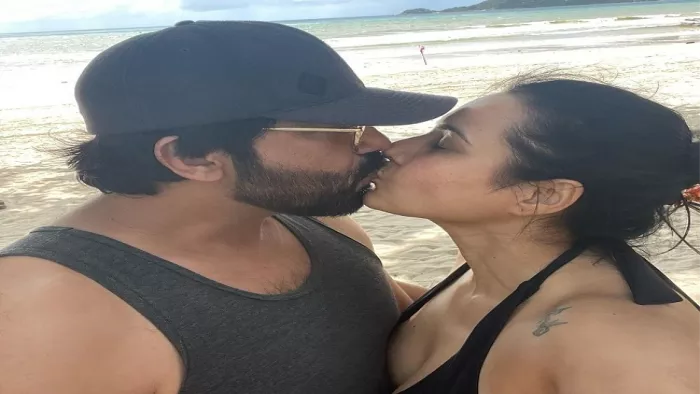 Kamya Punjabi Kiss Photos: काम्या पंजाबी पति को किस करती नजर आ रही हैl