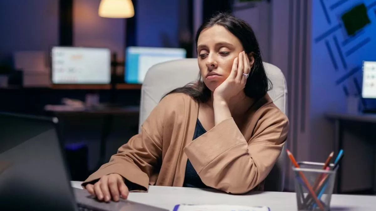 Avoid Sleep During Work: ऑफिस में काम करते समय अक्सर आती है नींद, तो इन 5 टिप्स को अपनाकर करें दूर