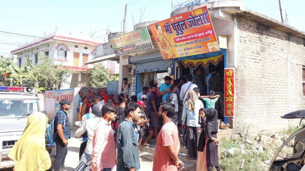 jewellery shop robbed in broad daylight in hajipur 200 grams of gold 3 kg of silver and cash along with cctv and dvr were also taken away by miscreants