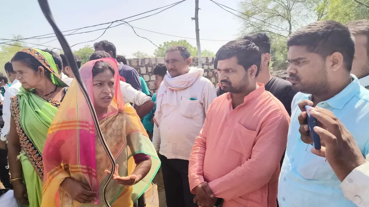 Mirzapur News मीरजापुर में मां ने तीन बच्चों को कुएं में फेंकने के बाद खुद  को लगाई आग दो बच्‍च‍ियों की मौत - Mother sets herself on fire after  throwing her three