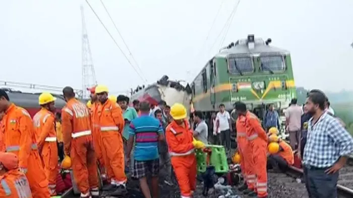 Odisha Train Accident: बालोसर ट्रेन हादसे के 12 घंटे बाद भी रेस्क्यू जारी