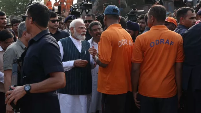 पीएम मोदी ने दुर्घटनास्थल का लिया जायजा, पीड़ितों से मिलने अस्पताल के लिए हुए रवाना। फोटो- एएनआई।