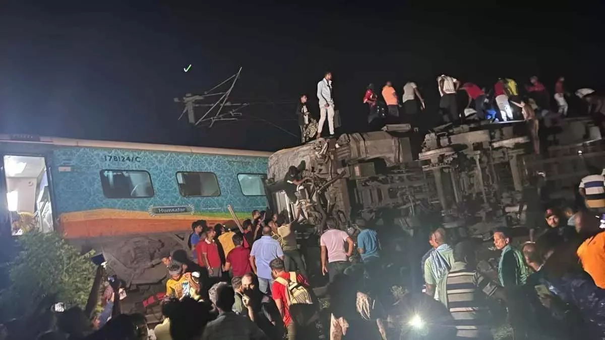 Railway Travel Insurance: रेल हादसे के पीड़ितों को मिलता है 8 लाख रुपये तक का बीमा कवर, ऐसे कर सकते हैं क्लेम