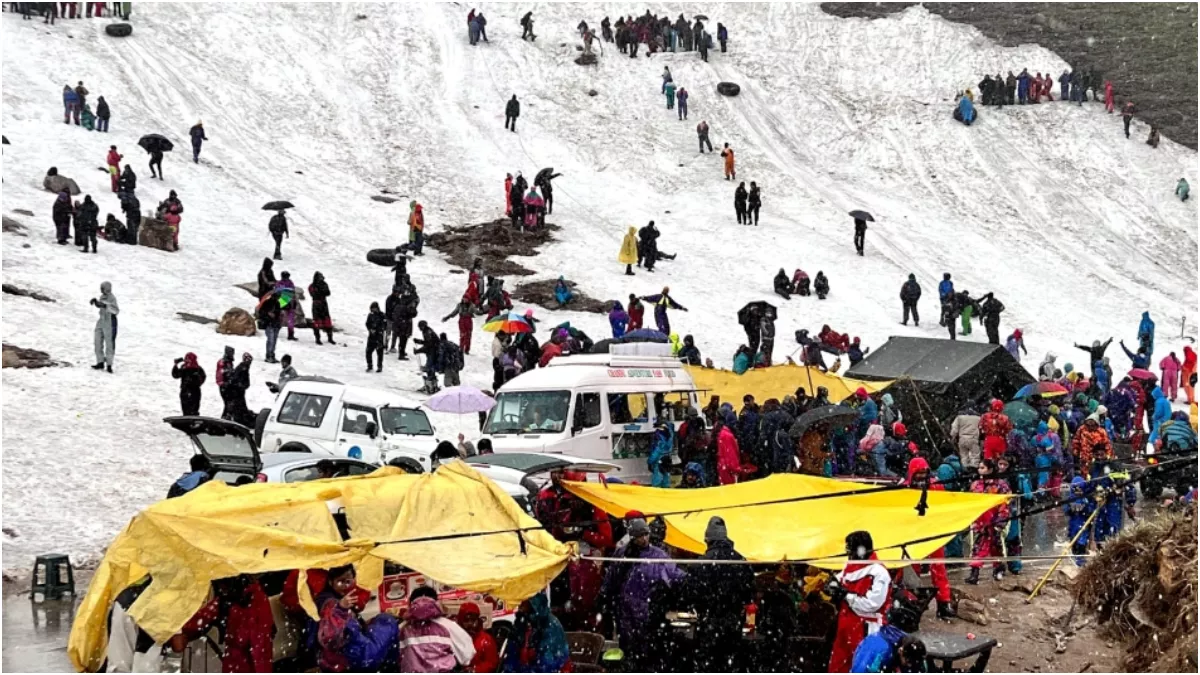 Rohtang Pass में जून के महीने में जनवरी जैसे हालात, हर तरफ बर्फ ही बर्फ; बना रहे हैं घूमने का प्लान तो...