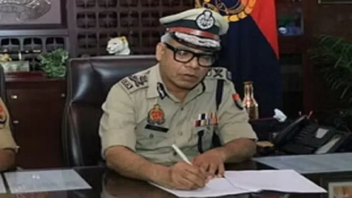 UP DGP: यूपी के डीजीपी विजय कुमार ने अधिकारियों को दिए सख्त निर्देश