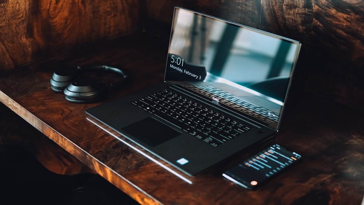 बढ़ती महंगाई के बीच तेजी से मचा शोर Best Laptop Brand पर चल रही सस्ती डील का! अमेज़न ने फेका 55% का डिस्काउंट