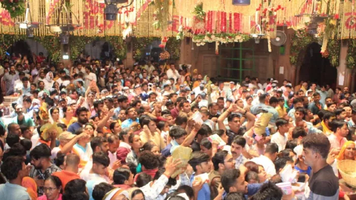 Banke Bihari Mandir: बांकेबिहारी मंदिर में भीड़ ने बिगाड़े हालात