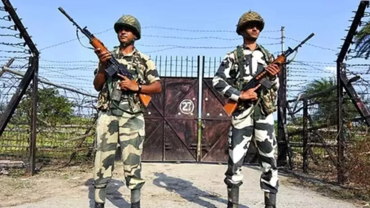 India Bangladesh Relations: भारत-बांग्लादेश सीमा पर तैनात BSF जवान पर हमला, उपद्रवियों ने छीना हथियार और रेडियो