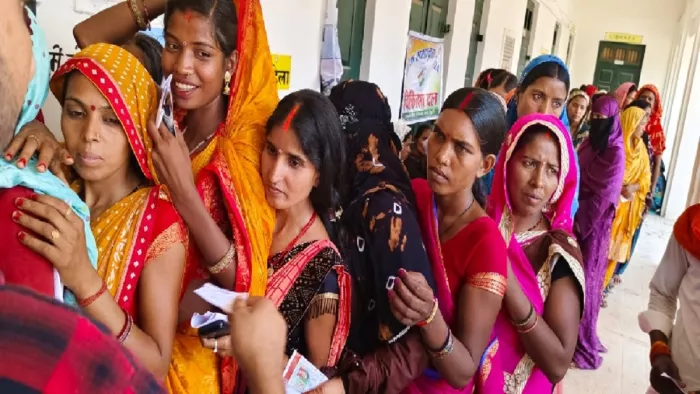 झारखंड में 13 मई को किसी मतदान केंद्र में वोट डालने पहुंची महिलाएं।