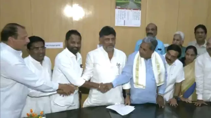 कर्नाटक में कांग्रेस नेता नामांकन दाखिल करने पहुंचे। फोटो- एएनआई