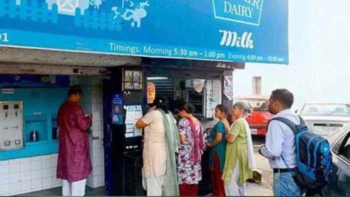 Milk Price Hike: दिल्ली-एनसीआर वालों को महंगाई का झटका, मदर डेयरी ने बढ़ाए दूध के दाम