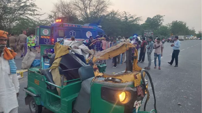 Agra News: हाईवे पर तड़के ट्रैक्टर ने मारी आटो में टक्कर, पिता के साथ दो बच्चों की मृत्यु
