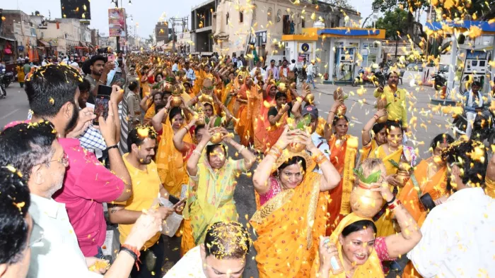 सरयू तट से कलश में जल लेकर राममंदिर की ओर आगे बढ़ती महिलाओं पर होती पुष्पवर्षा: जागरण