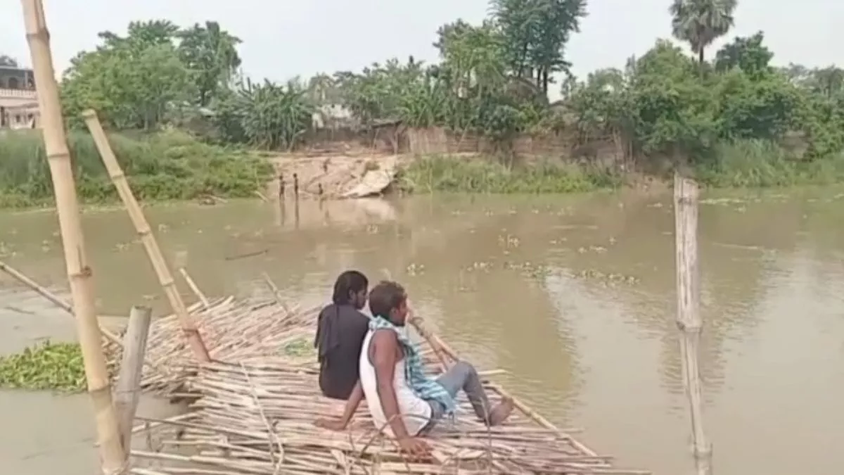 मुजफ्फरपुर में बागमती नदी पर बना चचरी पुल ध्वस्त, कई गांवों का संपर्क टूटा