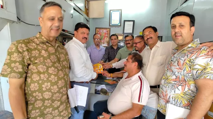 दुकानों पर जाकर मतदाताओं से वोट मांगते अरूण गुप्ता व उनकी टीम के अन्य उम्मीदवार। (फोटो- जागरण)