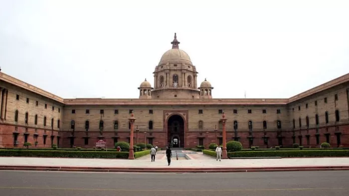 एडवायजरी में लिखा है, "सेवारत या रिटायर्ड सैन्य अधिकारियों के निजी आवासों या परिवारों से इंटरव्यू करने से बचें।"