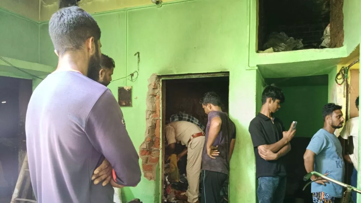 Dhanbad News: पारिवारिक विवाद के बीच घर में जोरदार विस्फोट के साथ लगी आग, किशोरी झुलसी