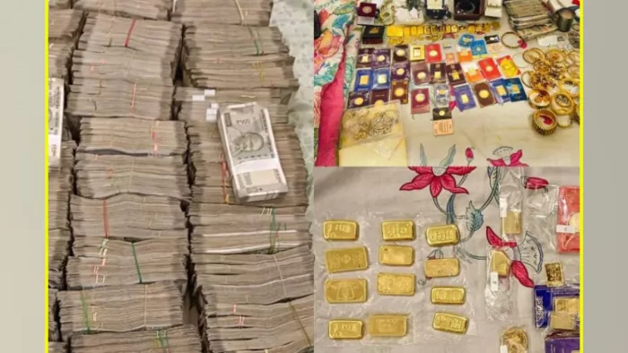 आरेपी IRS अधिकारी अमित सिंघल और बिचौलिए हर्ष कोटक को गिरफ्तार करती सीबीआई (जागरण फोटो)