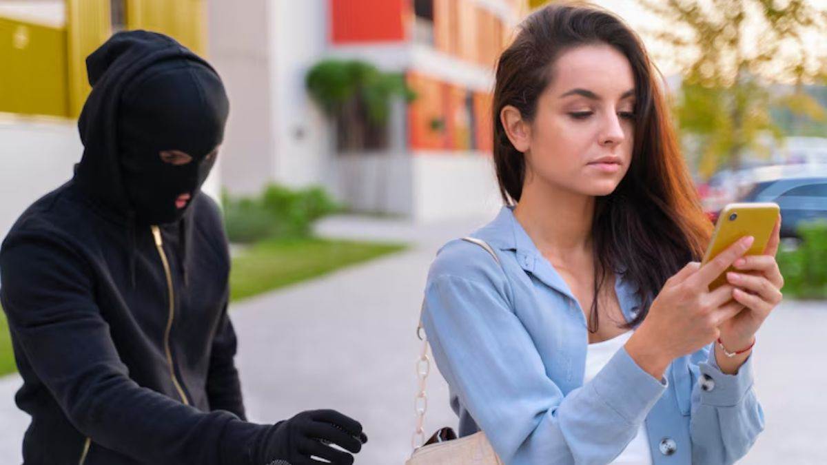 https://www.jagranimages.com/images/newimg/03062025/03_06_2025-phone_theft_23955050.jpg
