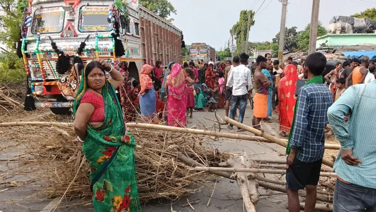 सड़क पर बैठना पड़ा भारी: कार ने दंपती को कुचला; पति के शव को 17 KM तक घसीटा फिर 40 KM दूर जाकर फेंका