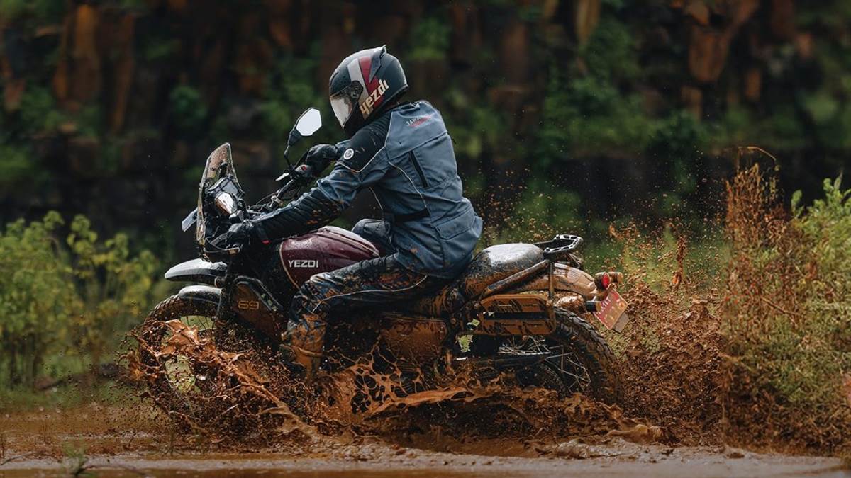 https://www.jagranimages.com/images/newimg/03062025/03_06_2025-yezdi_adventure_bike_01803_23954480.jpg