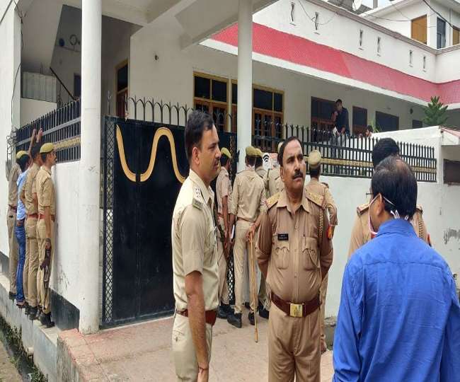 History Sheeter Vikas Dubey Police and STF Raids Lucknow Residence ...