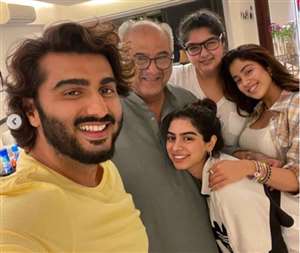 परिवार के साथ अर्जुन कपूर, फोटो साभार: instagram
