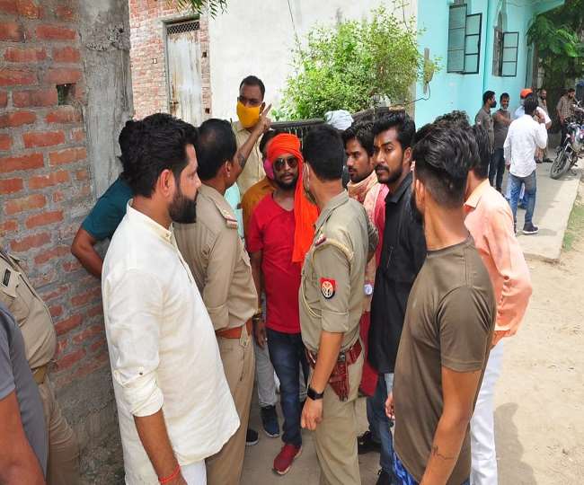 कानपुर में धार्मिक स्थल के अवैध निर्माण को लेकर हंगामा, बजरंग दल कार्यकर्ताओं ने जताया विरोध