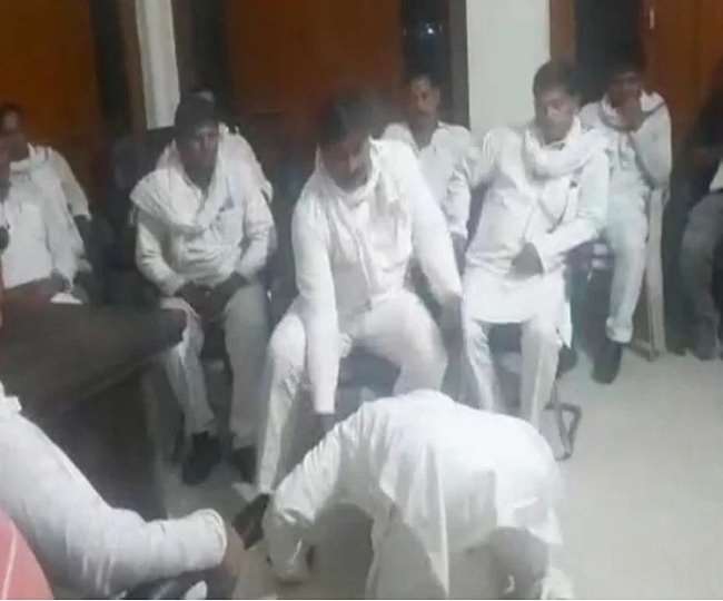 up zila panchayat election ex mp of samajwadi party from chandauli ram kishun yadav fell in the foots of district panchayat members video viral