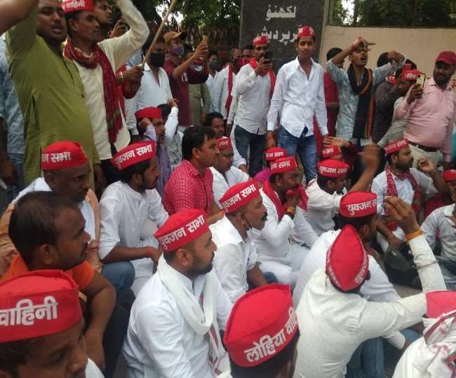 mla ambrish pushkar protest allegation of missing panchayat member zila panchayat adhyash voting over