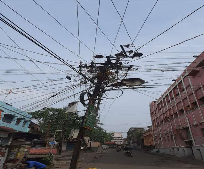 शहर में मकड़जाल की तरह बना है बिजली का खंभा; कभी भी हो सकता है बड़ा