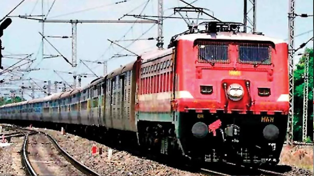 Indian Railway: राजधानी, गीतांजलि, अहमदाबाद, उत्कल सहित ये 10 ट्रेन चल रही है विलंब से, ये ट्रेन तो सात घंटे से अधिक है लेट