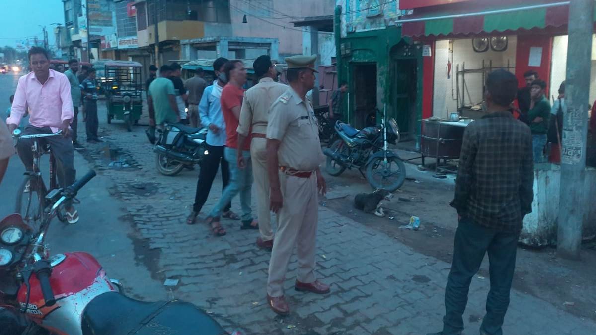 दो समुदायों में मारपीट के बाद मौके पर पहुंची पुलिस।