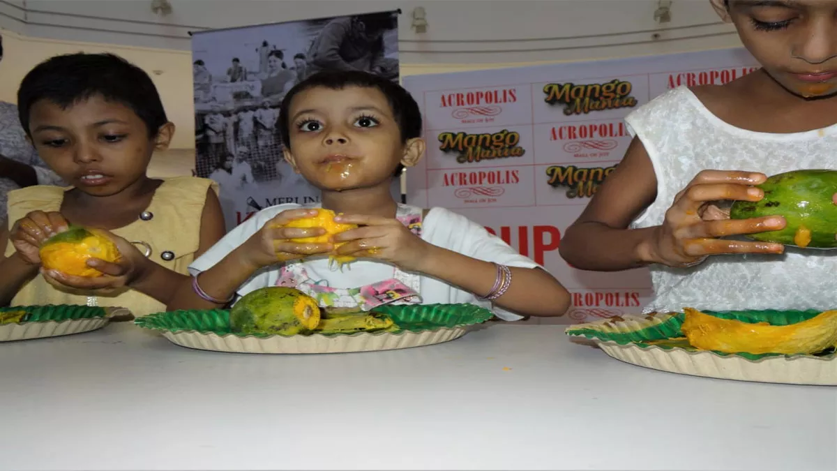 कोलकाता में बच्चों की आम खाने की दिलचस्प प्रतियोगिता, माेहन ने खाए दो मिनट में पूरे दो आम