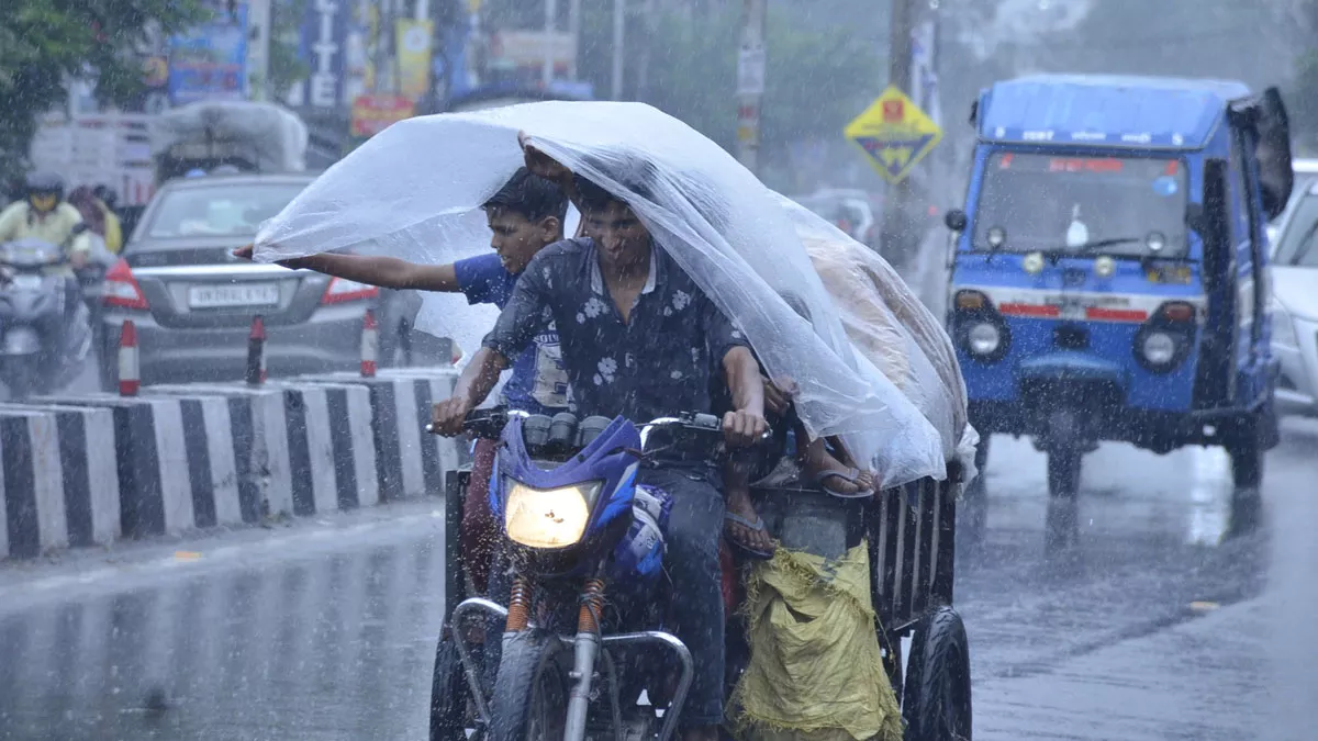 Uttarakhand Weather Update: देहरादून-नैनीताल समेत पांच जिलों में भारी वर्षा की चेतावनी, यहां बार-बार मलबा आने से यातायात हो रहा बाधित