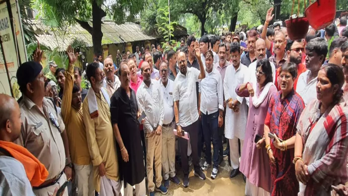 Kanhaiya Singh Murder Case : आदित्यपुर थाने के बाहर विरोध प्रदर्शन क्षत्रिय समाज के लोग।