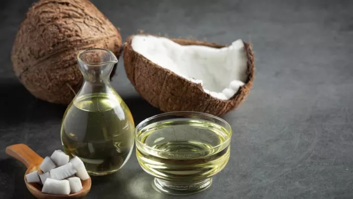 Coconut Oil Benefits: स्किन और बालों के लिए काफी बेहद फायेदमंद है नारियल तेल