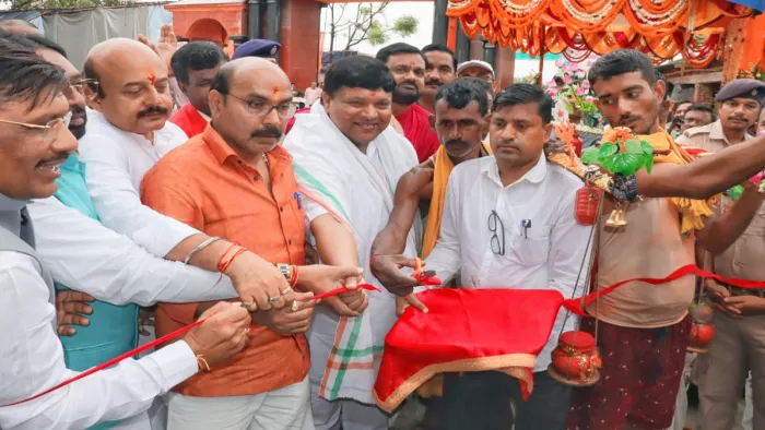 मेला का उद्घाटन करते बाएं से विधायक देवघर नारायण दास, कृषि मंत्री बादल पत्रलेख।