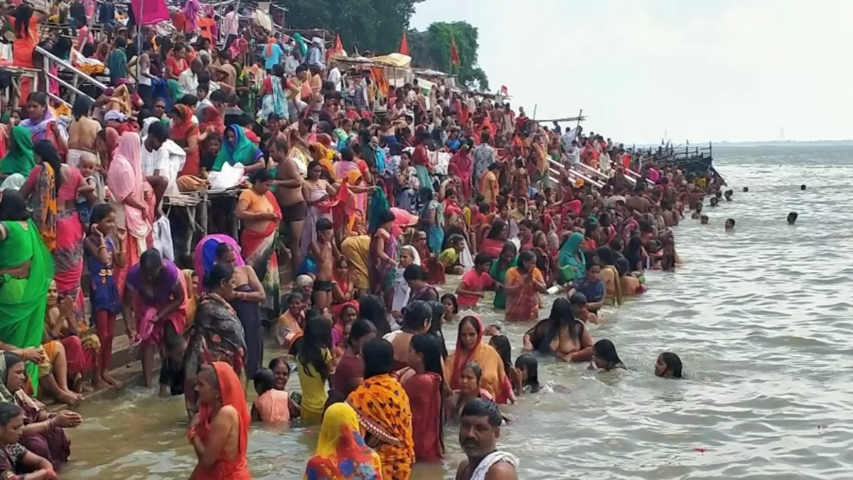 Buxar News: गुरु पूर्णिमा पर रामरेखाघाट घाट पर उमड़ी भीड़, सैकड़ों लोगों ने गंगा में लगाई आस्था की डुबकी