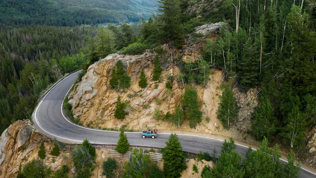 https://www.jagranimages.com/images/newimg/03072023/03_07_2023-mountain_driving_tips_f_23460031.jpg