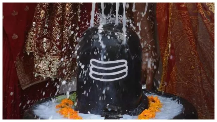 Sawan 2023 क्या शिवलिंग पर चढ़ाया जल पीना शुभ होता है।