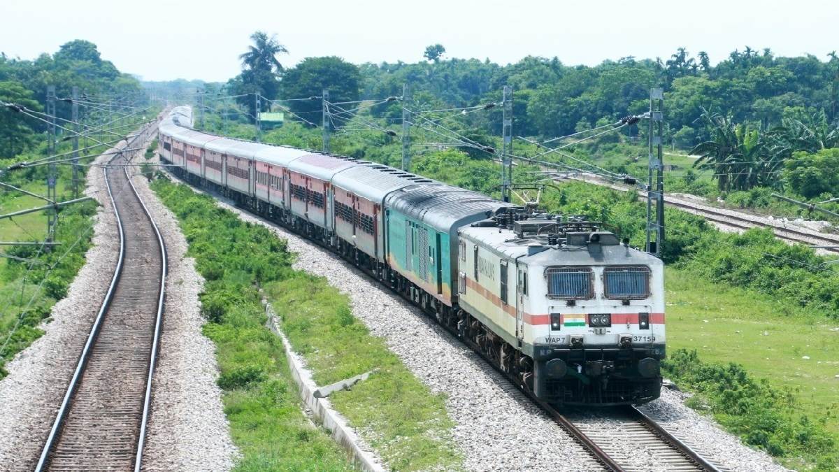 https://www.jagranimages.com/images/newimg/03072023/03_07_2023-special_train_23459390_02614331.jpg